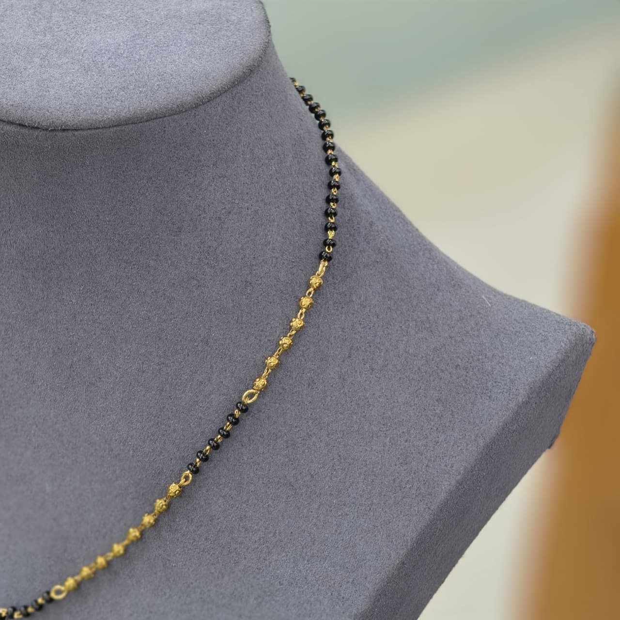 3 Balls Short Black & Gold Beads