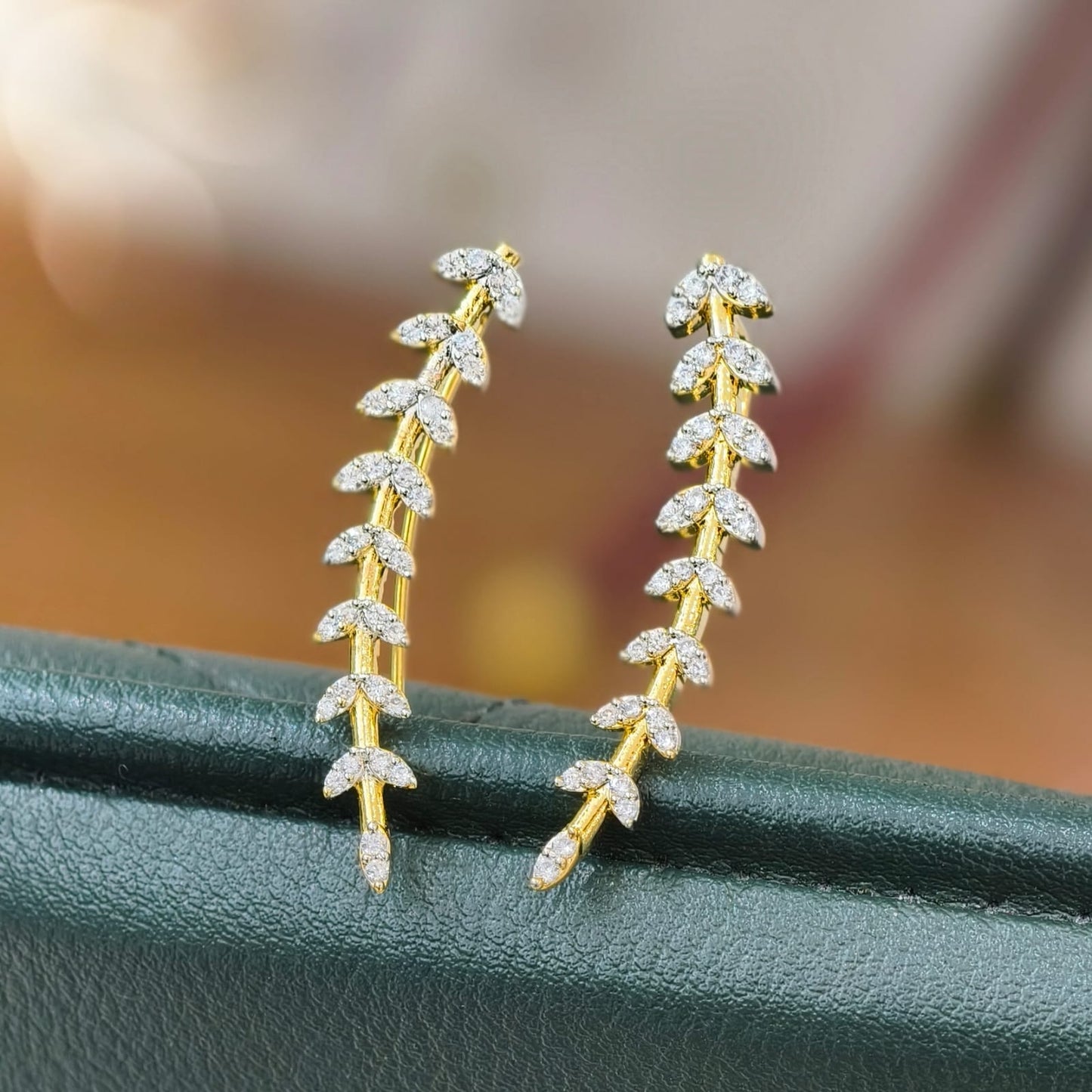 White stone Earcuff (Leaf)