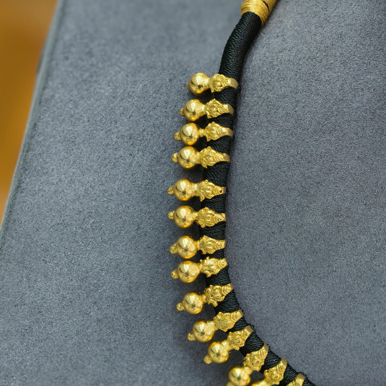 Black tread neckset
