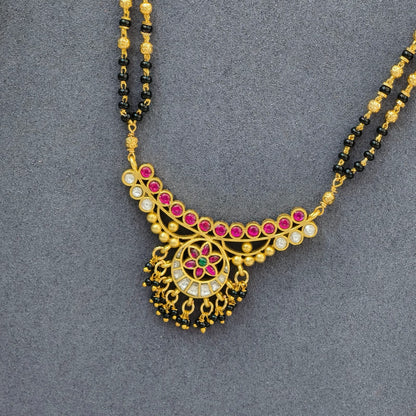 Kundan pendant with 2 lines black beads
