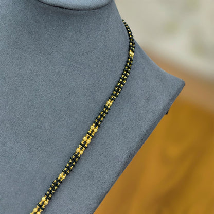 Kundan pendant with 2 lines black beads