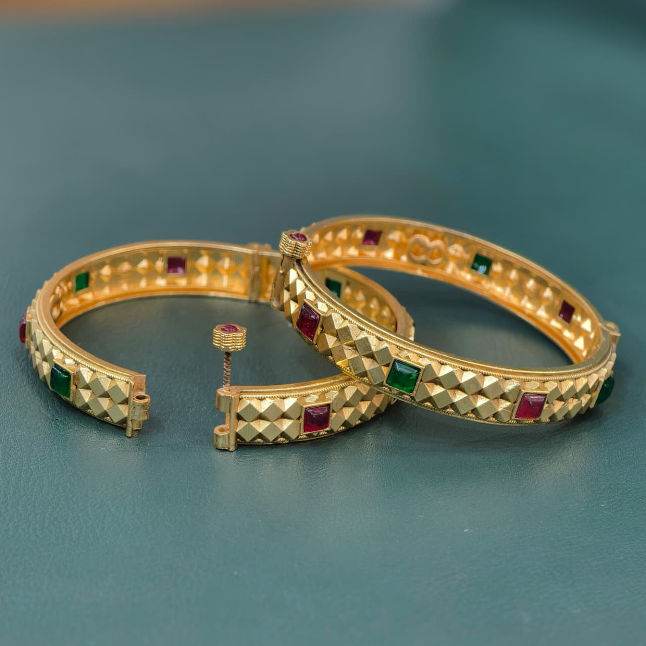 Bangles (2.8)