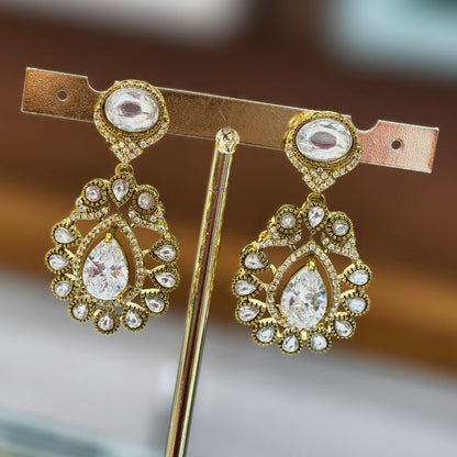 Victorian white stones chocker